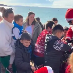 Vitin e kaluar nga uji, këtë vit nga ajri, Babagjyshi surprizon fëmijët në shëtitoren e Himarës