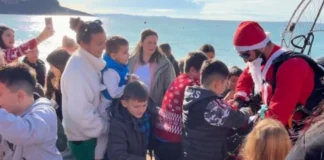 Vitin e kaluar nga uji, këtë vit nga ajri, Babagjyshi surprizon fëmijët në shëtitoren e Himarës