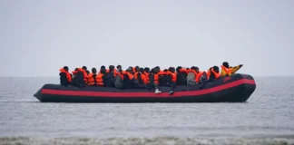 Kalimi i emigrantëve të paligjshëm drejt Britanisë, hyn në fuqi ligji për sekuestrimin e telefonave