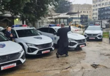 E pazakontë në Maqedoninë e Veriut/ Bekoi makinat e policisë në ambientet e ministrisë, nisin hetimet për priftin