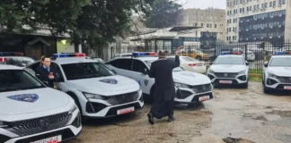 E pazakontë në Maqedoninë e Veriut/ Bekoi makinat e policisë në ambientet e ministrisë, nisin hetimet për priftin