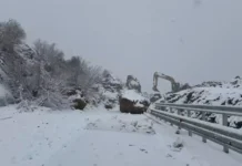 Moti i keq në vend/ Disa fshatra në Korçë pa energji elektrike, vijojnë problematikat pas çarjes së argjinaturës së Devollit