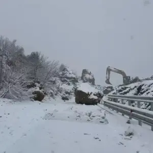 Moti i keq në vend/ Disa fshatra në Korçë pa energji elektrike, vijojnë problematikat pas çarjes së argjinaturës së Devollit