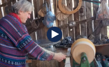 Artizani i Librazhdit/ Gani Çepi punon drurin prej 40 vitesh, pasoni që nisi nga programet e huaja