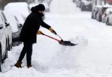 Rrugë të bllokuara, shkolla të mbyllura dhe fluturime të anuluara/ SHBA përfshihet nga moti i keq, 16 të vdekur dhe rreth 800 mijë familje pa energji elektrike