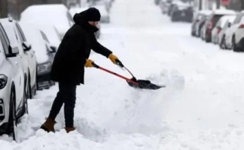 Rrugë të bllokuara, shkolla të mbyllura dhe fluturime të anuluara/ SHBA përfshihet nga moti i keq, 16 të vdekur dhe rreth 800 mijë familje pa energji elektrike