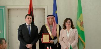 Këshilli i qarkut Elbasan nderon ambasadorin e Arabisë Saudite për kontributin e tij humanitar