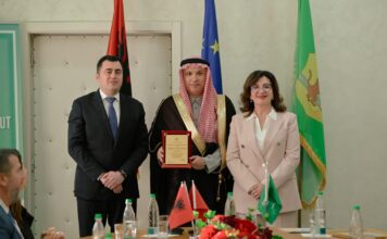 Këshilli i qarkut Elbasan nderon ambasadorin e Arabisë Saudite për kontributin e tij humanitar