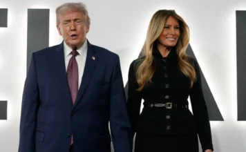 Video/ E veshur plotësisht me të zeza dhe dorë për dore me Trump, Melania shfaqet mahnitëse në premierën e filmit të saj