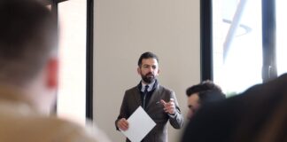 Elbasani fuqizon të rinjtë si “Ambasadorë të Energjisë”, hap i ri drejt neutralitetit klimatik