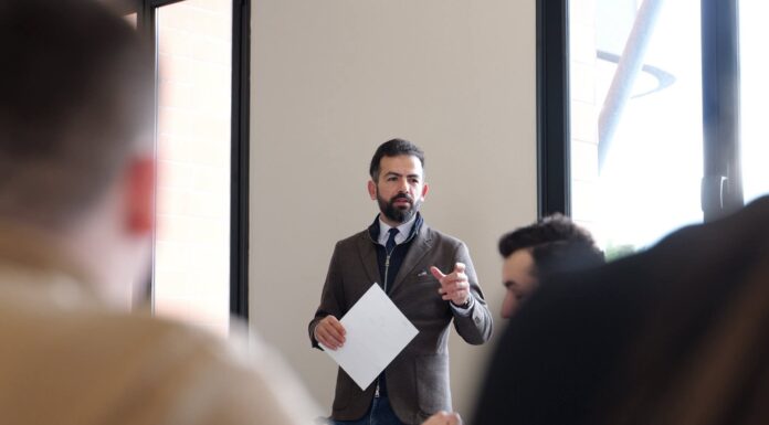 Elbasani fuqizon të rinjtë si “Ambasadorë të Energjisë”, hap i ri drejt neutralitetit klimatik