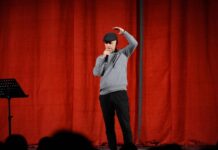 “O sa mirë me qen shqiptar!” – Stand-up që bëri Elbasanin të qeshë dhe të mendojë