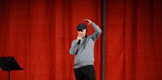 “O sa mirë me qen shqiptar!” – Stand-up që bëri Elbasanin të qeshë dhe të mendojë