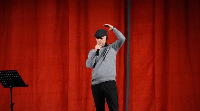 “O sa mirë me qen shqiptar!” – Stand-up që bëri Elbasanin të qeshë dhe të mendojë