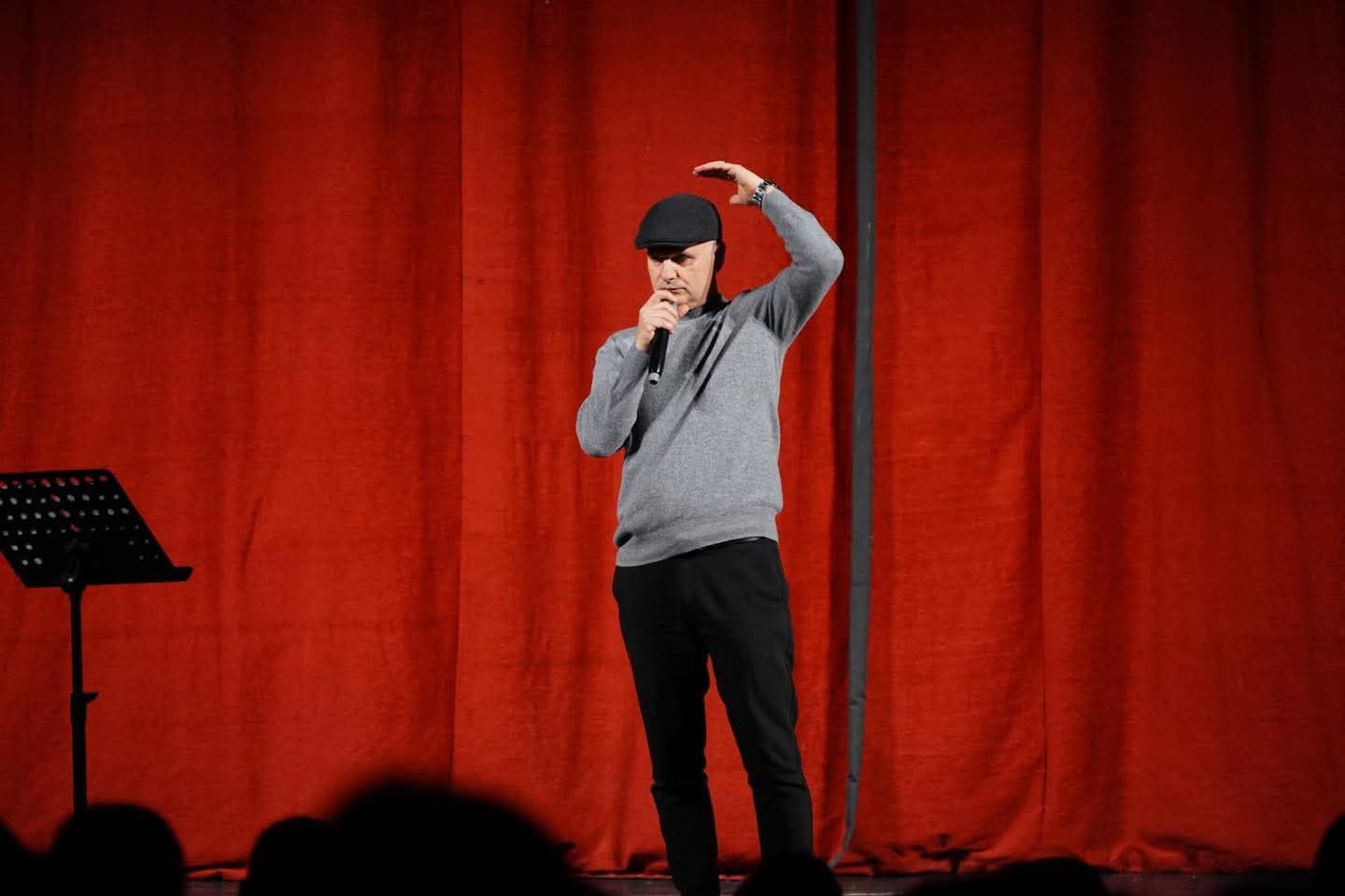 “O sa mirë me qen shqiptar!” – Stand-up që bëri Elbasanin të qeshë dhe të mendojë