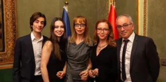 Ceremonia në nder të 90-vjetorit të lindjes së Ismail Kadaresë, e bija: Të ishe vajza e tij do të thotë të rriteshe mes fjalish të mbetura pezull