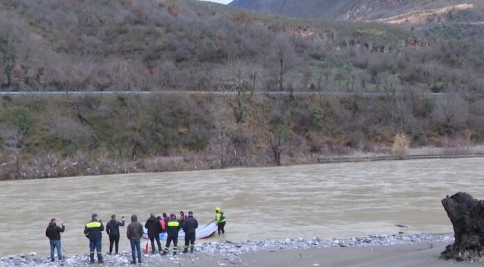Zhduket 65-vjeçari në Vjosë/ Dyshohet se u mor nga rrjedha e lumit, vijojnë kërkimet nga polumbarët