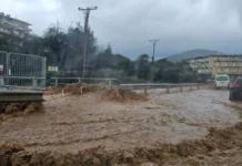 Reshje të dendura shiu në Himarë, përmbyten rrugët e qytetit, uji depërton në ambientet e Policisë