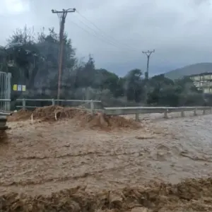 Reshje të dendura shiu në Himarë, përmbyten rrugët e qytetit, uji depërton në ambientet e Policisë