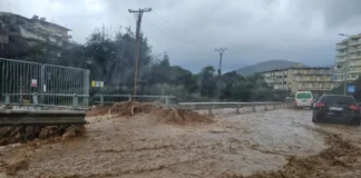 Reshje të dendura shiu në Himarë, përmbyten rrugët e qytetit, uji depërton në ambientet e Policisë