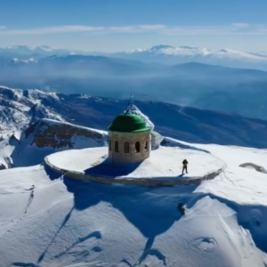 Mali i Tomorit nën petkun e bardhë të dëborës