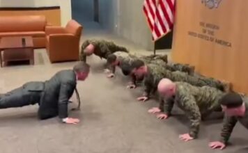 Video/ Mike Waltz bën pompa me marinsat në vizitë zyrtare në Gjenevë, Ambasadori amerikan tregon gatishmërinë fizike si pjesë të lidershipit