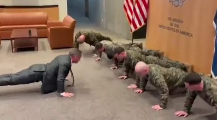 Video/ Mike Waltz bën pompa me marinsat në vizitë zyrtare në Gjenevë, Ambasadori amerikan tregon gatishmërinë fizike si pjesë të lidershipit