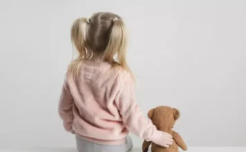 Autizmi/ Femrat preken po aq sa meshkujt, por diagnostikohen më vonë, ja çfarë thotë studimi i fundit