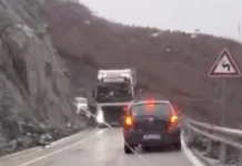 “Paralizohet” rruga drejt juglindjes, probleme edhe në segmentin alternativ të ARRSH-së, bllokohen tre trajlera