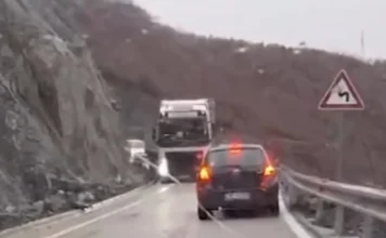 “Paralizohet” rruga drejt juglindjes, probleme edhe në segmentin alternativ të ARRSH-së, bllokohen tre trajlera