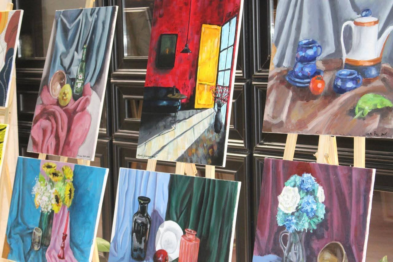 Nxënësit e “Onufrit” sjellin art në Teatrin Skampa me ekspozitën “Kur Fjala Bëhet Ngjyrë” dhe koncertin “Mësuesi, fjala që ndriçon”