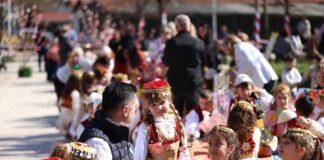 Sofrat e vogëlusheve mbushin me ngjyra Parkun “Aqif Pasha” për Ditën e Verës