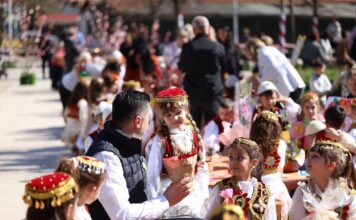 Sofrat e vogëlusheve mbushin me ngjyra Parkun “Aqif Pasha” për Ditën e Verës