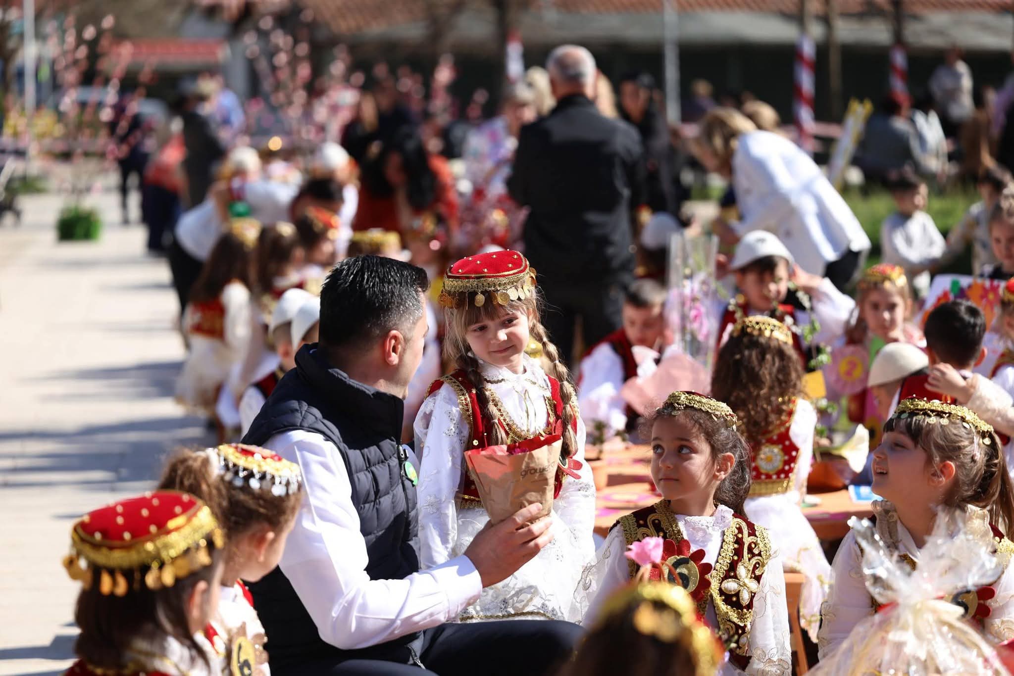 Sofrat e vogëlusheve mbushin me ngjyra Parkun “Aqif Pasha” për Ditën e Verës