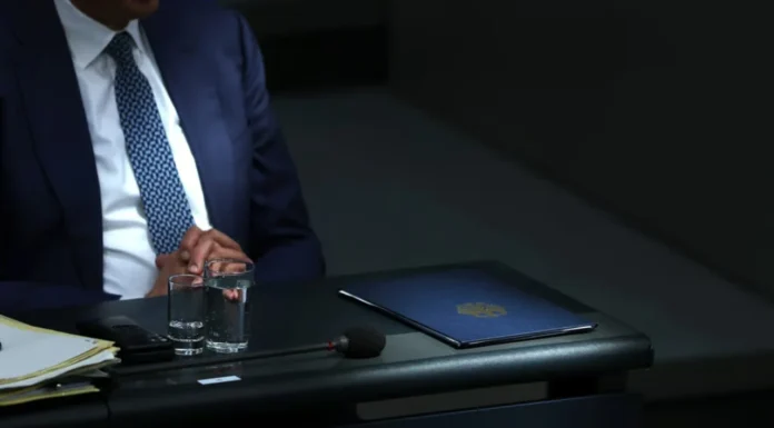 Politico: Diplomatët paralajmërojnë se dosjet sekrete të BE-së rrezikojnë të bien në duart e Kremlinit