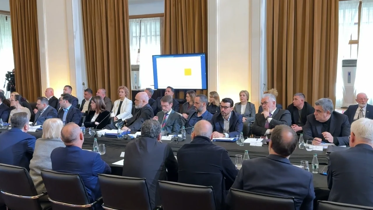 Turi “Punët e Shqipërisë”/ Rama urdhër ministrave dhe deputetëve: Zbrisni në terren, flisni me qytetarët