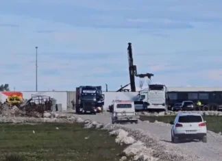 Zhvendosen mbetjet toksike në Durrës pas ankesave të banorëve, 102 kontejnerët me mbetje dërgohen në një zonë tjetër