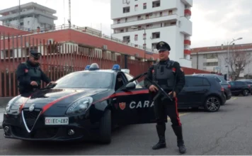 Nuk pranoi ndarjen, e ndoqi dhe tentoi të vriste gruan me thikë, arrestohet 43-vjeçari shqiptar në Itali