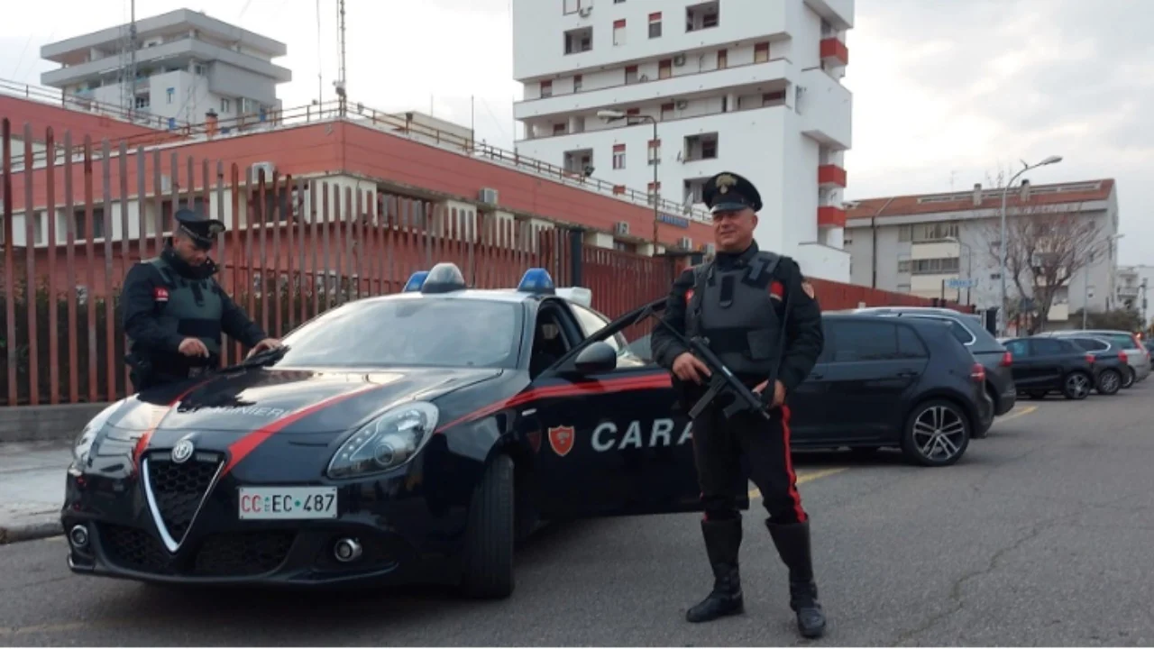 Nuk pranoi ndarjen, e ndoqi dhe tentoi të vriste gruan me thikë, arrestohet 43-vjeçari shqiptar në Itali