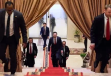 Negociatat intensive SHBA-Iran vijojnë deri në orët e para të mëngjesit, ngërç Ngushtica e Hormuzit, çfarë dihet deri më tani