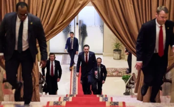 Negociatat intensive SHBA-Iran vijojnë deri në orët e para të mëngjesit, ngërç Ngushtica e Hormuzit, çfarë dihet deri më tani