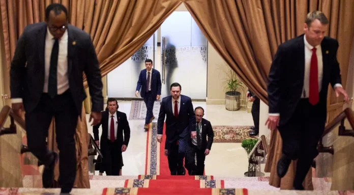 Negociatat intensive SHBA-Iran vijojnë deri në orët e para të mëngjesit, ngërç Ngushtica e Hormuzit, çfarë dihet deri më tani