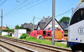 Autobuzi i shkollës përplaset me trenin e pasagjerëve në Belgjikë, disa viktima dhe shumë të plagosur