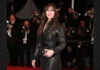 Monica Bellucci shkëlqen në Festivalin e Filmit në Kanë, shfaqet me një fustan elegant prej lëkure dhe dantelle