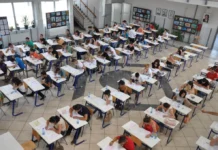 Dy maturantë përjashtohen nga Matura Shtetërore pasi u kapën me celular në provim, MAS forcon masat e sigurisë
