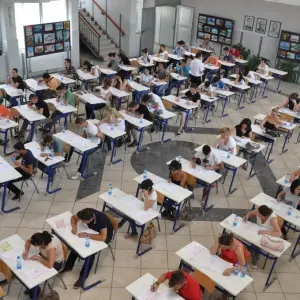 Dy maturantë përjashtohen nga Matura Shtetërore pasi u kapën me celular në provim, MAS forcon masat e sigurisë