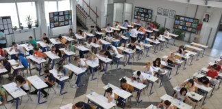 Dy maturantë përjashtohen nga Matura Shtetërore pasi u kapën me celular në provim, MAS forcon masat e sigurisë