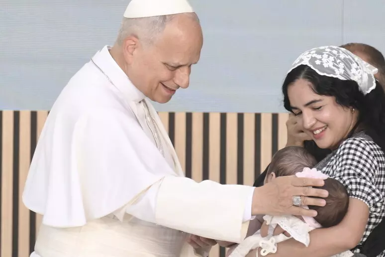 MADRID – Papa nga qendra e pritjes: ‘hapni dyert’