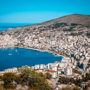 Media franceze: Riviera dhe Alpet shqiptare, mes destinacioneve që po tërheqin vëmendjen e botës