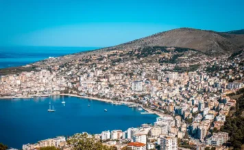 Media franceze: Riviera dhe Alpet shqiptare, mes destinacioneve që po tërheqin vëmendjen e botës